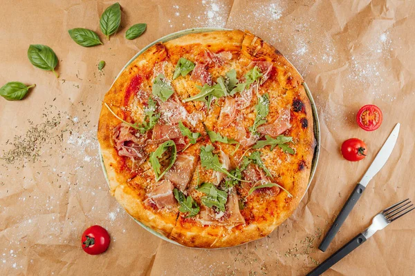 Vysokoúhlý Záběr Lahodné Pizzy Plátky Slaninové Šunky Rajčaty Rukolou — Stock fotografie