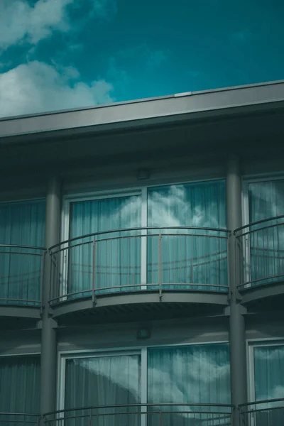 Eine Vertikale Aufnahme Einer Gebäudefassade Mit Balkonen Perfekt Für Tapeten — Stockfoto