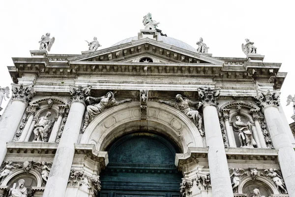 Alacsony Szögű Felvétel Híres Santa Maria Della Salute Templomról Velencében — Stock Fotó