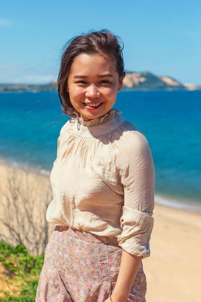 Genç Çekici Bir Asyalı Kadının Sahilde Poz Verirken Çekilmiş Dikey — Stok fotoğraf