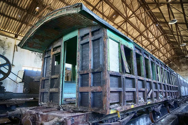 旧铁路设施 有部分腐烂的铁路车厢 — 图库照片