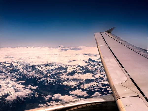 飛行機の翼と山の閉鎖ショット — ストック写真