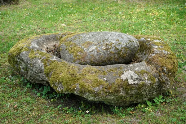 Egy Közeli Felvétel Nagy Kövekről Mohával Borítva Egyedi Alakzatban — Stock Fotó