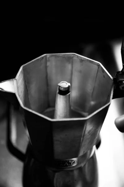 Graustufenaufnahme Einer Traditionellen Kaffeemaschine — Stockfoto