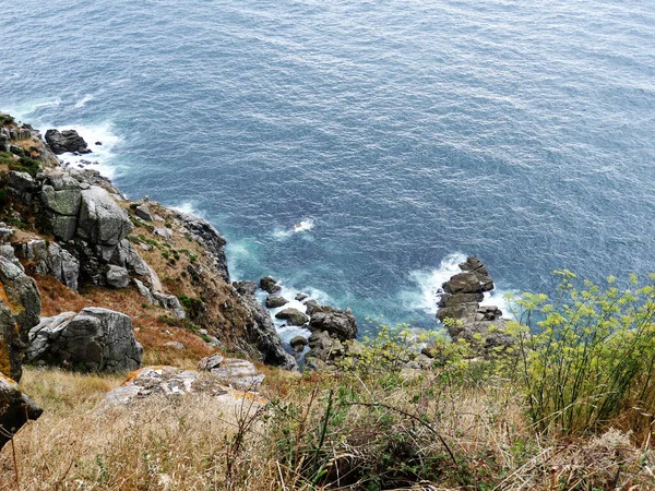 悬崖峭壁上蔚蓝大海的美丽景色 — 图库照片