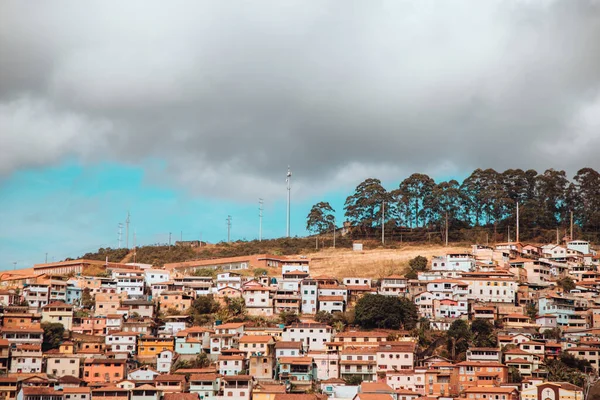 Bulutlu Bir Gökyüzünün Altındaki Küçük Kırsal Evlerin Güzel Manzarası — Stok fotoğraf