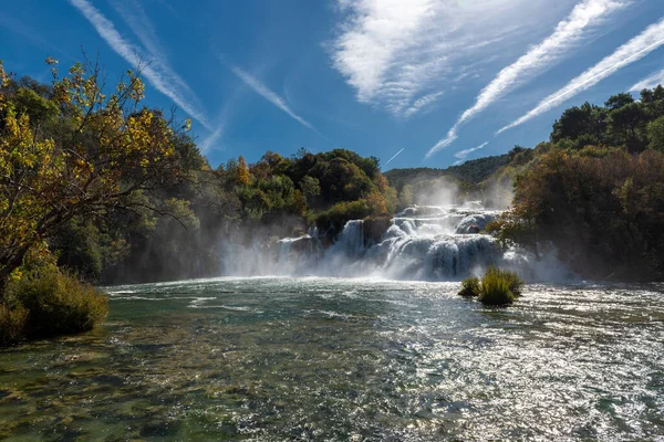 Μια Μαγευτική Λήψη Ενός Όμορφου Καταρράκτη Στη Μέση Του Δάσους — Φωτογραφία Αρχείου