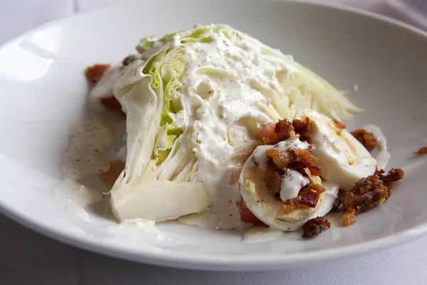 Gros Plan Délicieuse Salade Iceberg Wedge Avec Bacon Oeuf — Photo