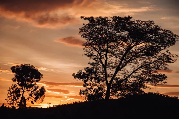 Uma Vista Hipnotizante Uma Paisagem Montanhosa Pôr Sol Cênico — Fotografia de Stock