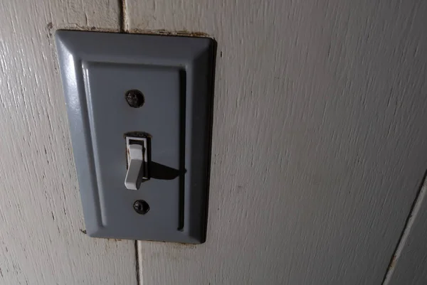 木製の壁に取り付けられたライトスイッチの閉鎖 — ストック写真