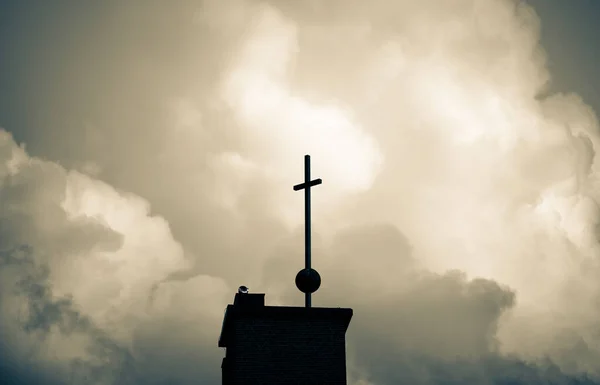 Ένας Σταυρός Στερεωμένος Στην Κορυφή Του Κτιρίου Συννεφιασμένο Φόντο Του — Φωτογραφία Αρχείου