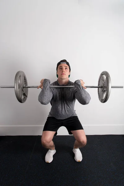 Disparo Vertical Joven Forma Masculina Levantando Una Barra Gimnasio —  Fotos de Stock