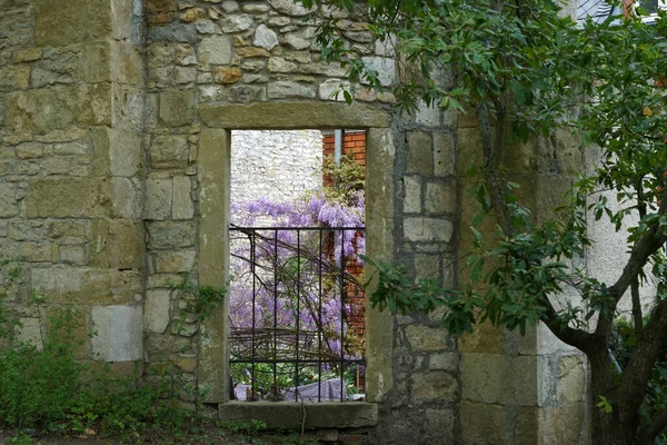 Красивый Вид Сад Окна Каменной Стене — стоковое фото