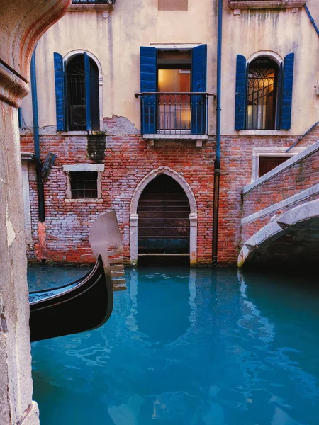 イタリア ヴェネツィアの水のレンガ造りの建物 — ストック写真