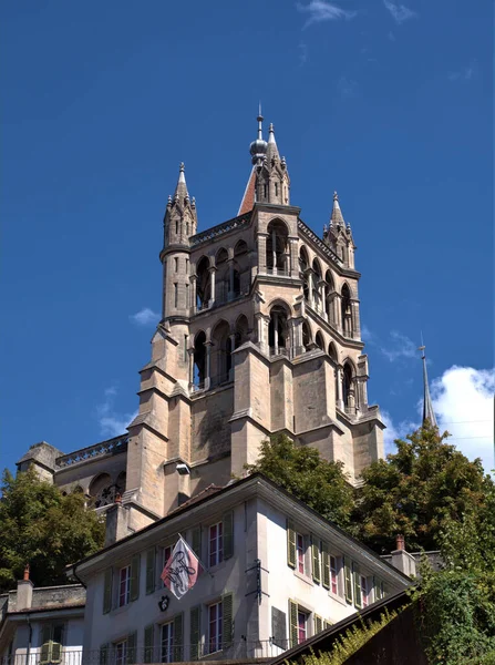 Vertikální Záběr Katedrály Lausanne Proti Modré Obloze Lausanne Švýcarsko — Stock fotografie