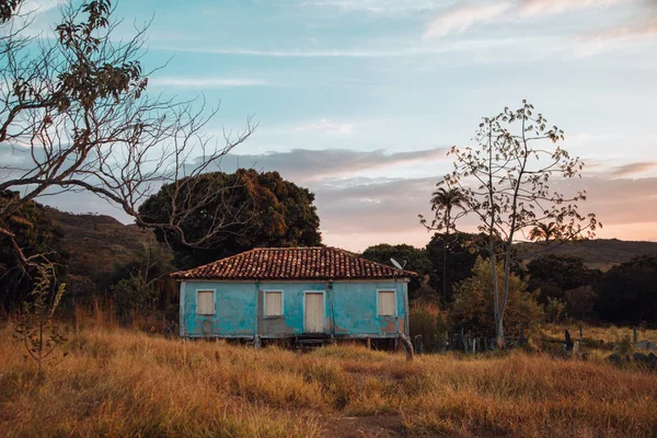 Una Hermosa Vista Una Pequeña Casa Rural Rodeada Vegetación — Foto de Stock