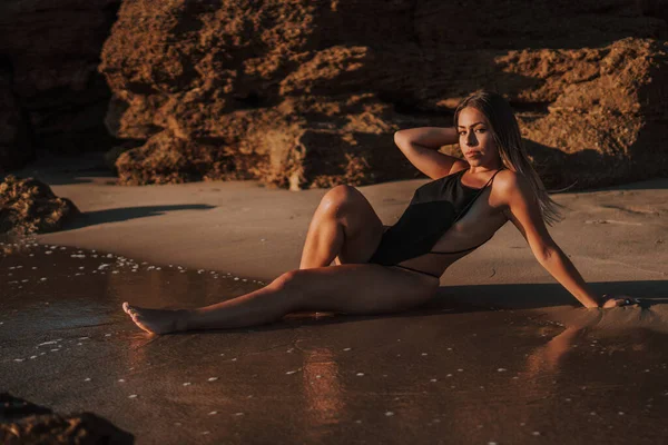 Mělké Ostření Záběr Sexy Samice Bikinách Pláži — Stock fotografie