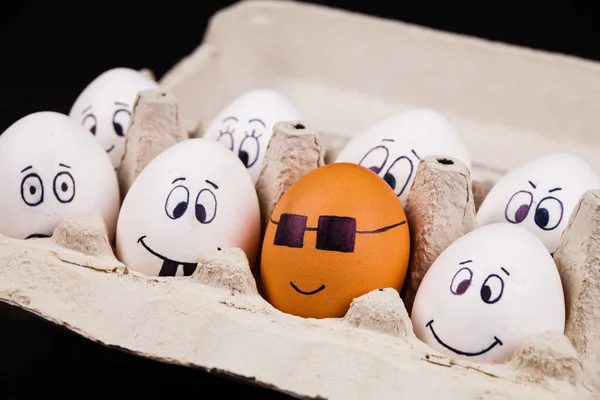 Primer Plano Huevos Con Caras Graciosas Paquete — Foto de Stock