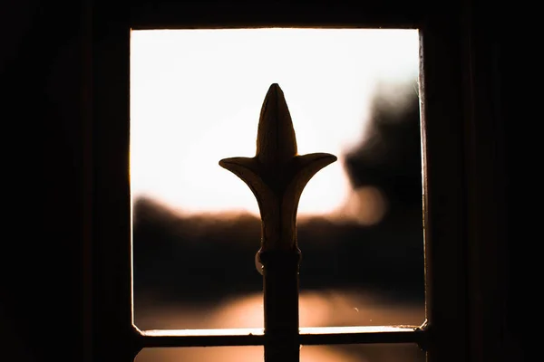 Bulanık Arka Plandaki Desenli Bir Kapıdan Gün Batımına Yakın Çekim — Stok fotoğraf
