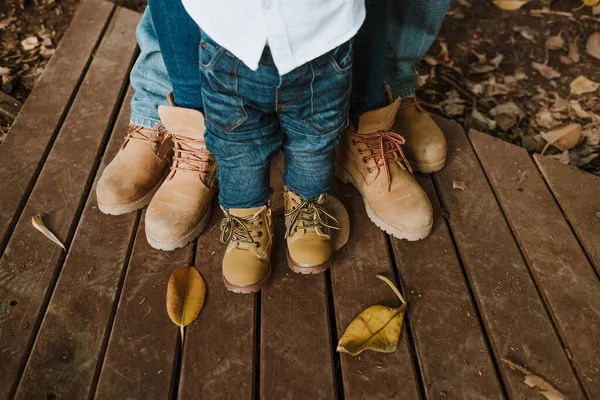 Uma Família Usando Botas Semelhantes Outono — Fotografia de Stock
