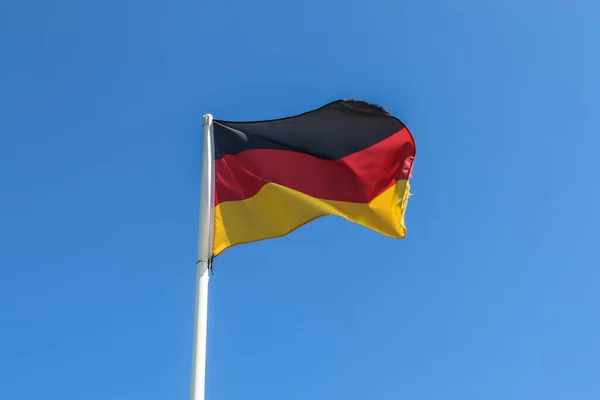 Uma Bandeira Alemã Num Poste Acenando Céu — Fotografia de Stock