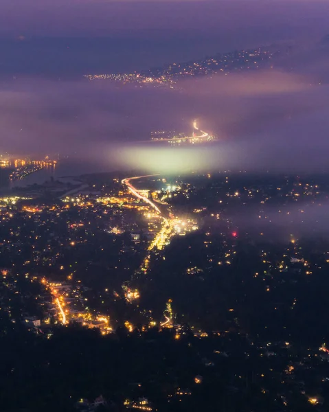 夜间对一座城市的空中拍摄 — 图库照片