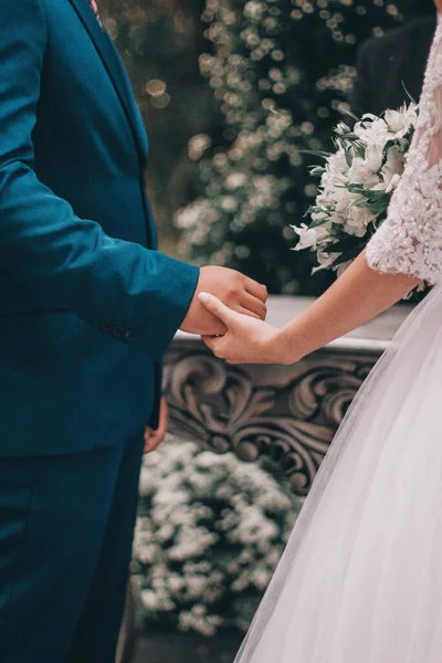 Braut Und Bräutigam Halten Sich Ihrem Hochzeitstag Die Hand — Stockfoto