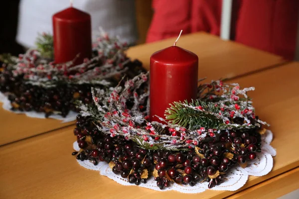 Közelkép Egy Karácsonyi Dekoráció Egy Piros Gyertya — Stock Fotó