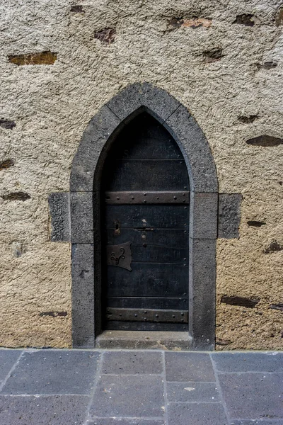 Eine Vertikale Aufnahme Einer Alten Steinmauer Mit Einer Gewölbten Mittelalterlichen — Stockfoto