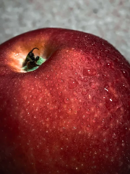 Nahaufnahme Eines Roten Apfels Mit Wassertropfen — Stockfoto