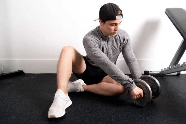 Jeune Homme Forme Assis Côté Haltère Après Entraînement Salle Gym — Photo