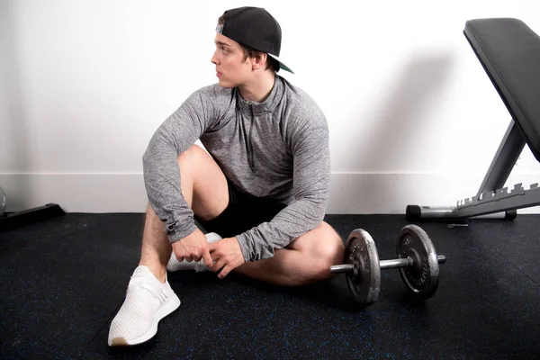 Jeune Homme Forme Assis Côté Haltère Après Entraînement Salle Gym — Photo