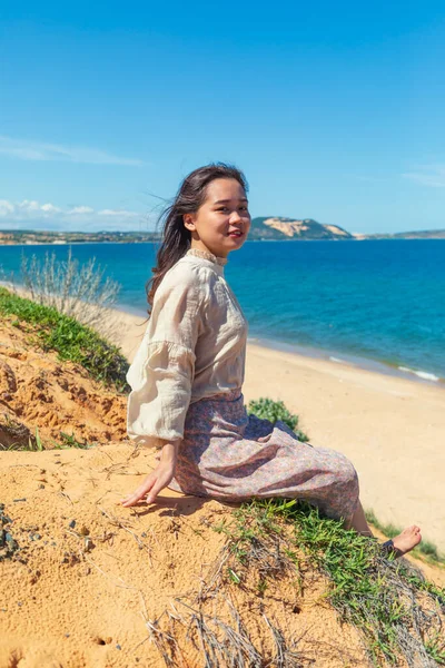 해변에 앉아서 아시아 여성의 — 스톡 사진