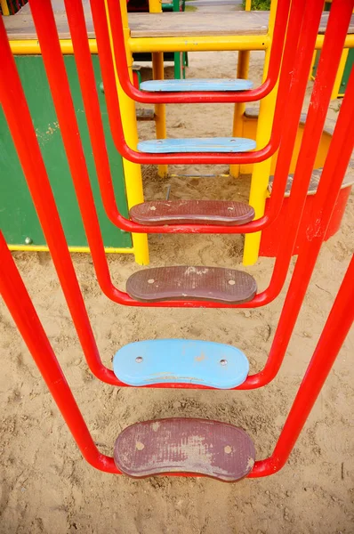 Πολύχρωμα Βήματα Ενός Εξοπλισμού Στην Άμμο Μια Παιδική Χαρά — Φωτογραφία Αρχείου