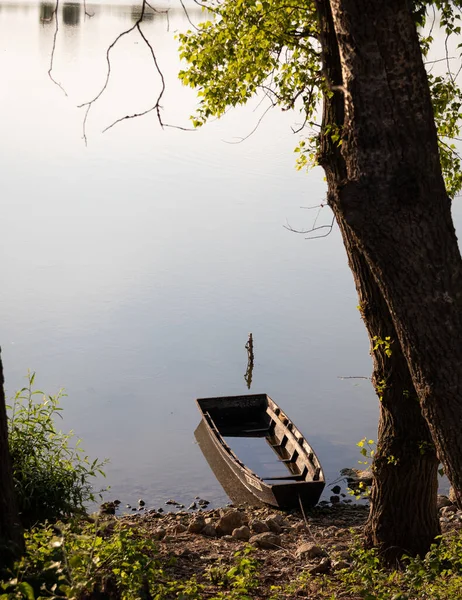 白天在河边的一艘被遗弃的小船 — 图库照片