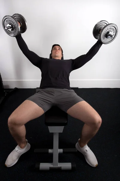 남성의 체육관에서 무게를 — 스톡 사진