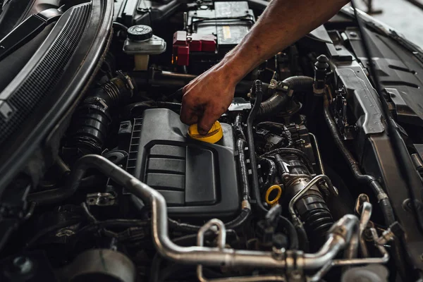 Meccanico Che Lavora Motore Auto Ispezione Tecnica Auto Servizio — Foto Stock