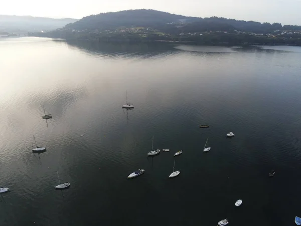 湖中许多船的高倾角镜头 — 图库照片