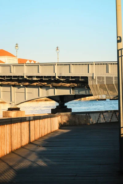 Eine Vertikale Aufnahme Einer Brücke Einem Sonnigen Tag — Stockfoto