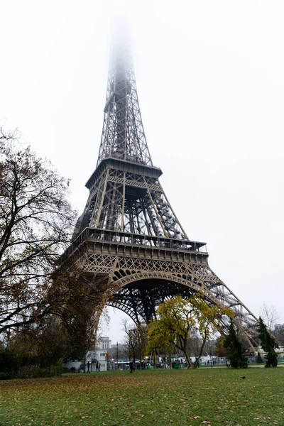 Colpo Verticale Angolo Basso Della Torre Eiffel Una Giornata Nebbiosa — Foto Stock