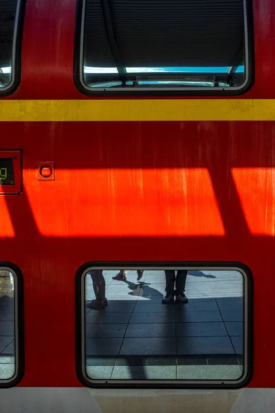 列車の外観の垂直クローズアップフォーカスショット — ストック写真