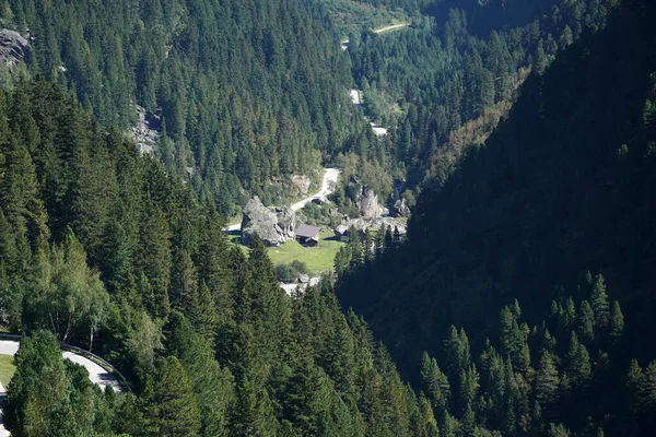 Ein Schöner Blick Auf Eine Bergige Landschaft Einem Sonnigen Tag — Stockfoto