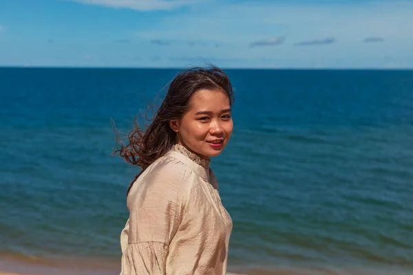 Retrato Una Joven Atractiva Modelo Asiática Posando Playa Con Mar —  Fotos de Stock
