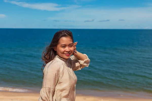 Sahilde Arka Planda Deniz Olan Genç Çekici Bir Asyalı Kadın — Stok fotoğraf