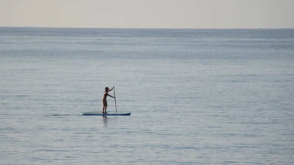 Une Vue Imprenable Sur Une Femelle Flottant Sur Planche Surf — Photo