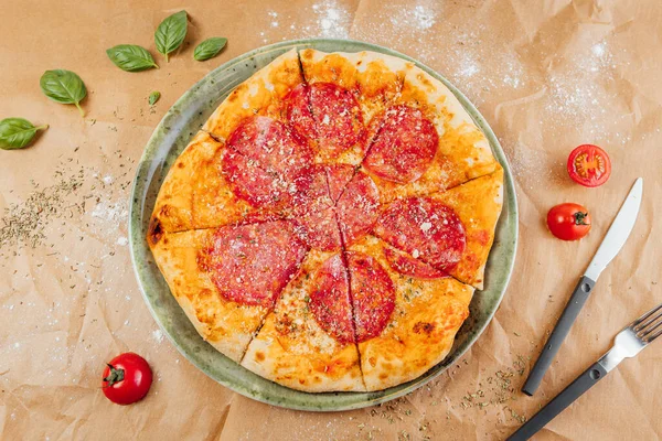 サラミと食欲をそそるピザの高角度ショット — ストック写真
