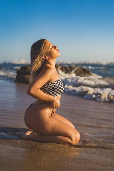 Неглибокий Фокус Знімок Сексуальної Жінки Бікіні Пляжі — стокове фото