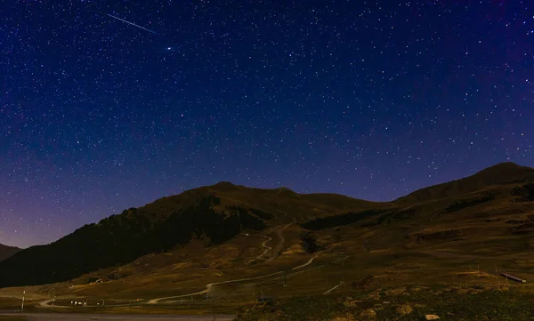 Plano Panorámico Paisaje Montañoso Sobre Fondo Nocturno Estelar —  Fotos de Stock