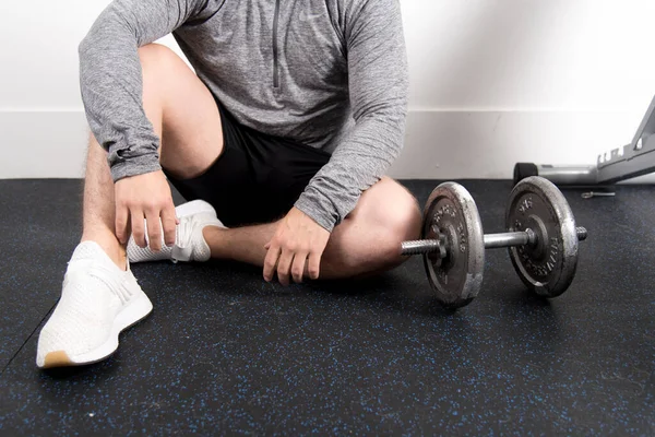 Gros Plan Jeune Homme Forme Assis Côté Haltère Après Entraînement — Photo