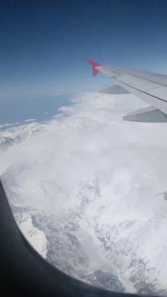 Pionowe Ujęcie Widoku Góry Okna Samolotu — Zdjęcie stockowe